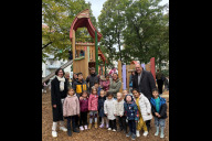 Bild Katharina Sauer, Sachgebietsleitung der Städtebauförderung der Regierung von Mittelfranken, eröffnete gemeinsam mit Bürgermeister und Erstem Sör-Werkleiter Christian Vogel den neuen, rund 6 000 Quadratmeter großen Quartiersplatz (v.l.n.r.). Mit dabei waren zahlreiche Kinder, die in der Beteiligung vorab ihre Spielplatzwünsche äußerten.