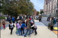 Bild Bei der Eröffnung wurde der neue Quartierplatz direkt ausgiebig genutzt.