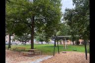 Bild Um den Herausforderungen des Klimawandels zu begegnen, wurden über 1 000 Quadratmeter Fläche großzügig entsiegelt und ein innovatives Regenwassermanagement nach dem Schwammstadtprinzip etabliert.