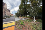 Bild Die bestehende Asphaltfläche entlang des Schulgebäudes wurde als „Aktivitätsband“ neu definiert und durch Pflanzinseln aufgelockert und bietet so viel Platz für Bewegung.