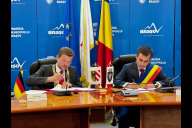 Bild Nürnbergs Oberbürgermeister Marcus König und sein Amtskollege Allen Coliban unterzeichnen die Städtepartnerschaftsurkunde.