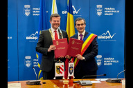 Bild Nürnbergs Oberbürgermeister Marcus König und sein Amtskollege Allen Coliban mit der Städtepartnerschaftsurkunde. 