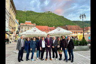 Bild Bei einer Delegationsreise von Donnerstag bis Montag, 9. bis 13. Mai 2024, besuchte die Gruppe Nürnbergs neue Partnerstadt Brașov/Kronstadt. Von links: Bogdan Iancu, Partnerschaftsbeauftragter aus Brașov, Christina Plewinski, Amt für Internationale Beziehungen der Stadt Nürnberg, Diana Liberova, SPD-Stadträtin, Elisabeth Ries, Sozialreferentin der Stadt Nürnberg, Christine Henning, Oberbürgermeister Marcus König, Werner Henning, CSU-Stadtrat, Natalie Keller, Grünen-Stadträtin, Ümit Sormaz, FDP-Stadtrat, Christoph Böhmer, Leiter der Abteilung Protokoll, Veranstaltungen und Ehrungen im Bürgermeisteramt der Stadt Nürnberg. 
