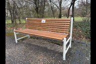 Bild Die neue Plauderbank im Stadtpark lädt zum Verweilen ein.

