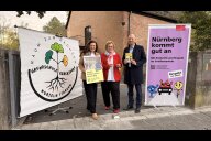 Bild Die Schulwegaktion "Starke Kinder gehen ihren Weg" wird fortgesetzt: Bildungsreferentin Cornelia Trinkl, die Schulleiterin der Grundschule Gebersdorf, Sabine Weglehner-Grüneis,  und Bürgermeister Andreas Krieglstein (v. l.) werben an der Grundschule Gebersdorf für die Schulwegchallenge. Die Grundschule Gebersdorf ist eine von drei Schulen, die im Schuljahr 2026/27 an der Schulwegaktion teilnehmen.  