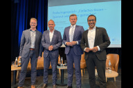 Bild Begrüßungsrede zum 28. Deutschen Fachkongress für kommunales Energiemanagement in Nürnberg mit (v. l.) Björn Weber, Teamleiter Klima- und Ressourcenschutz am Deutschen Institut für Urbanistik,Thorsten Glauber, Bayerischer Staatsminister für Umwelt und Verbraucherschutz, Marcus König, Oberbürgermeister der Stadt Nürnberg, sowie Dr. Nasser Ahmed, Dritter Bürgermeister der Stadt Nürnberg.