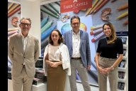 Bild Eröffnung des Pop-up-Stores von Faber-Castell im ehemaligen Kaufhof, v.l.: Thomas Weckerlein, Vorstandsvorsitzender der Rudolf Wöhrl SE, Wirtschafts- und Wissenschaftsreferentin Dr. Andrea Heilmaier, Stefan Matschke, Vertriebsleiter DACH Faber-Castell, und ⁠Eva Störrlein, Marketingleitung DACH Faber-Castell.
