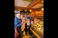 Bild ­Symbolischer Auftakt für die Aktion „Gewalt kommt mir nicht in die Tüte!“ am heutigen Montag, 24. November 2025, in der Bäckerei Gstatter in Altenfurt; v. re.: Oberbürgermeister Marcus König, die städtische Frauenbeauftragte Hedwig Schouten sowie Harald und Herbert Gstatter.  