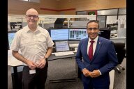 Bild v. li.: Marc Gistrichovsky, Leiter der bestehenden Integrierten Leitstelle, und Feuerwehrbürgermeister Dr. Nasser Ahmed in der bestehenden Integrierten Leitstelle.