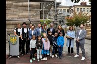 Bild Am heutigen Mittwoch, 17. September 2025, ist im Beisein von Oberbürgermeister Marcus König (Fünfter v. li.), Cornelia Trinkl, Referentin für Schule und Sport (Vierte v. li.), sowie
Planungs-­ und Baureferent Daniel F. Ulrich (Sechster v. li.) das Richtfest für die Generalsanierung des denkmalgeschützten Schulhauses der Grundschule St. Johannis, Adam-­Kraft­-Straße 2, gefeiert worden.
