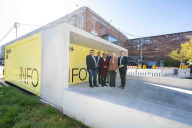 Bild Projektleiter Josef Kraus und Jochen Löw, Georg Reisch GmbH & Co. KG, 3. Bürgermeister Dr. Nasser Ahmed, Alexander Leupold, Projektbaudienststelle Stadt Nürnberg, Altbürgermeisterin Prof. Dr. Julia Lehner und Oberbürgermeister Marcus König besichtigen den neuen Info-Container.