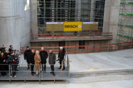 Bild Blick in den künftigen Zuschauerraum der neuen Spielstätte, unter anderem mit Planungs- und Baureferent Daniel F. Ulrich, Bürgermeisterin Prof. Dr. Julia Lehner, Oberbürgermeister Marcus König und Staatsminister Albert Füracker.