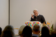 Bild Mehmet Daimagüler, Impulsgeber für den „Mosaik-Jugendpreises", drückte in seiner Rede seine Bewunderung gegenüber den Angehörigen der Opfer der rechtsextremen Terrorgruppe „Nationalsozialistischer Untergrund“ (NSU) aus.