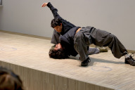 Bild Die Verleihung des „Mosaik-Jugendpreises" wurde künstlerisch begleitet durch die Tanzperformance der 2024 mit dem „Mosaik-Jugendpreis" ausgezeichneten Choreografin Sophie Haydee Colindres Zühlke und Serhat "Saïd" Perhat.