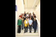 Bild Nürnbergs Bürgermeisterin Prof. Dr. Julia Lehner (li.) und Münchens Bürgermeisterin Verena Dietl zusammen mit allen Preisträgerinnen und Preisträgern des  „Mosaik-Jugendpreises – Mit Vielfalt gegen Rassismus“.