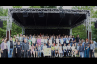 Bild Neunte Diplomfeier der KinderUni Nürnberg: 99 Nachwuchsforscherinnen und -forscher haben am Freitag, 11. Juli 2025, im Beisein von Vertreterinnen und Vertretern der Stadt, der Hochschulen sowie Alexandra Reithinger von der STAEDTLER-Stiftung (3. v. re.)  ihre Diplome erhalten.