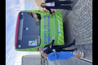 Bild Ein E-Bus der VAG  Verkehrs-Aktiengesellschaft Nürnberg im Design der Klimaschutzkampagne der Stadt Nürnberg am Donnerstag, 19. März 2026, am Plärrer (von links): Magdalena Weigel, Vorstandsmitglied der VAG Verkehrs-Aktiengesellschaft, Marcus König, Oberbürgermeister der Stadt Nürnberg, und Britta Walthelm, Referentin für Umwelt und Gesundheit der Stadt Nürnberg.