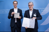 Bild Auszeichnung „Klimaquartiere in der Städtebauförderung“: Dietmar Horn (li.), Abteilungsleiter für Stadtentwicklung des BMWSB, und Martin Hofmann, Sachgebietsleiter im Stadtplanungsamt der Stadt Nürnberg, bei der Urkundenübergabe.