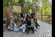 Bild Die Klasse 3g der Konrad-Groß-Schule hat am heutigen Mittwoch, 30. April 2025, im Zuge des „KlimaWaldKids"-Programms an einer Führung zum Thema „Der Wald von der Wurzel bis zur Krone“ teilgenommen. Auf dem Bild (v. r. hinten): Zoopädagoge Christian Dienemann, Tiergartendirektor Dr. Dag Encke, Lehrerin Silke Steinbrecher, Beate Treffkorn, Leiterin Unternehmenskommunikation der Sparkasse Nürnberg, und Klassenlehrerin Lorena Roser (re. sitzend).
