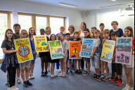 Bild Mit den an der Kopernikusschule kunstvoll gestalteten Plakaten wird ab kommendem Schuljahr vor zu schnellem Fahren vor Schulen gewarnt. Sozialreferentin Elisabeth Ries dankte den Kindern jetzt für so viel Engagement.