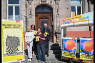 Bild Beginn der Feierlichkeiten rund um das 50-jährige Bestehen der Nürnberger Kulturläden; v.li.: Prof. Dr. Julia Lehner, Bürgermeisterin der Stadt Nürnberg, Geschäftsbereich Kultur, Annekatrin Fries, Dienststellenleitung Amt für Kultur und Freizeit, Annette Trümper, Abteilungsleitung Die Nürnberger Kulturläden°, und Dr. Michael Kläver, stellvertretendes Vorstandsmitglied der Sparkasse Nürnberg, präsentieren die Jubiläumspublikation und laden zum Festtagswochenende am 16. und 17. Mai 2025 in der Kulturwerkstatt Auf AEG ein.

