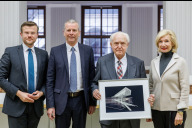 Bild Das Kuratorium Dokumentationszentrum Reichsparteitagsgelände hat in seiner Sitzung am 22. November 2023 seinen langjährigen Sprecher, Bundesminister a. D. Dr. Oscar Schneider, verabschiedet. Von links: Oberbürgermeister Marcus König, Altoberbürgermeister Dr. Ulrich Maly, Bundesminister a. D. Oscar Schneider, Bürgermeisterin Prof. Dr. Julia Lehner.