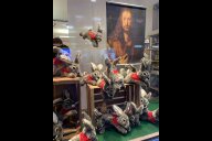 Bild Die Hasen sind los – fairer Kuschelhase "Albrecht" fürs Osternest: Schaufenster im „Fenster zur Welt“ in der Vorderen Sterngasse 1 mit Kuschelhasen "Albrecht" und einem Selbst-Portrait von Albrecht Dürer.