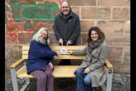 Bild Von links: Gabi Wollnik, stellvertretende Vorsitzende des Hospiz-Teams Nürnberg, Bürgermeister und Erster-Sör-Werkleiter Christian Vogel sowie Ingrid Kästlen, Referentin für Öffentlichkeitsarbeit beim Hospiz-Team Nürnberg, präsentierten am Freitag, 16. Januar 2026, die "Lächelbank" auf der Liebesinsel.