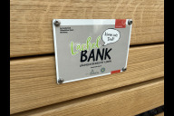 Bild "Komm, setz' Dich!": Die neue "Lächelbank" auf der Liebesinsel lädt zum Verweilen und zum geselligen Austausch ein. 