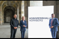 Bild Am Montag, 22. September 2025, haben (von links) Daniel Edelmeier, Geschäftsführer der Firma Florida Brand Design, Bürgermeisterin Prof. Dr. Julia Lehner und Oberbürgermeister Marcus König das neue Logo der Dachmarke Kongresshalle Nürnberg vorgestellt.