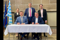Bild Oberbürgermeister Marcus König und der bayerische Verkehrsminister Christian Bernreiter unterzeichnen im Beisein von Bayerns Ministerpräsidenten Dr. Markus Söder sowie Wirtschaftsreferentin Dr. Andrea Heilmaier und Baureferent Daniel F. Ulrich den Letter of Intent für eine Machbarkeitsstudie für eine Magnetschwebebahn in Nürnberg. 