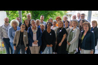 Bild V.l.n.r.: Raphael Zelter (Bundesinitiative Lokale Bündnisse für Familie), Sabine Schwarz (Bundesagentur für Arbeit), Jörg Reiner (Bundesagentur für Arbeit) sowie Dr. Thomas Metker vom Bundesministerium für Familie, Senioren, Frauen und Jugend (letzte Reihe, 3. v.l.) mit den Vertreterinnen und Vertretern der Bündnisse für Familie.