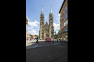 Bild Neben St. Elisabeth und dem Em-eukal-Haus steht auch die Lorenzkirche zur Wahl. Ihre fein gegliederte Fassade lädt dazu ein, künstlerisch mit der Architektur zu spielen.