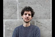 Bild Lucas Fassnacht alias Lars Sommer liest am 19. September 2023 in der Stadtbibliothek.