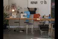 Bild Der Bild zeigt das Repaircafé des Gentlemachine-Shops. In der „MAKE SMTHNG Week“ kann in vielen Workshops repariert, getauscht und upgecyclet werden.