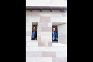 Bild Die Stadt Nürnberg hat den nördlichen Marientorzwinger, Marientormauer 15, und den westlichen Teil der Katharinengasse mit den angrenzenden Grünflächen saniert. Gemeinsam haben Oberbürgermeister Marcus König  (re.) und Planungs- und Baureferent Daniel F. Ulrich die neu sanierten Zwingerflächen der Öffentlichkeit übergeben.