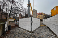 Bild Fußgänger und Fußgängerinnen gelangen durch einen Bauzaun-Korridor sicher durch die Baustelle zum Kettensteg.