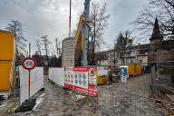 Bild Nur für Fußgänger und Fußgängerinnen. Radfahrende können den engen Korridor nicht durchfahren und nehmen weiterhin die ausgeschilderten Umleitungen.