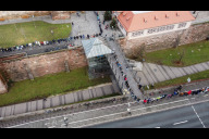 Bild Eindrucksvolles Zeichen: Rund 2.500 Nürnbergerinnen und Nürnberger bilden - ausgehend von der Straße der Menschenrechte - eine Menschenkette.