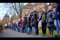 Bild Eindrucksvolle Menschenkette entlang des Nürnberger Frauentorgrabens zum 75. Jahrestag der Verkündung der Allgemeinen Erklärung der Menschenrechte.