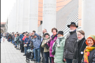 Bild Zum 75. Jahrestag der Verkündung der Allgemeinen Erklärung der Menschenrechte bilden rund 2.500 Nürnbergerinnen und Nürnberger - ausgehend von der Straße der Menschenrechte - eine Menschenkette.