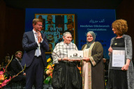 Bild Am Sonntag, 21. September 2025, hat Oberbürgermeister Marcus König (links) den Internationalen Nürnberger Menschenrechtspreis 2025 an die Israelin Robi Damelin und die Palästinenserin Laila AlSheikh (v.links) von der israelitisch-palästinensischen Versöhnungsinitiative Parents Circle- Families Forum (PCFF) im Beisein der Laudatorin und des Mitglieds der Jury, Nora Caravan-Cohen (rechts), überreicht.