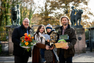 Bild Bürgermeister Christian Vogel (links) und Jörg Beckmann, stellvertretender Direktor und Biologischer Leiter des Tiergartens, haben am heutigen Mittwoch, 12. November 2025, mit Sonja aus Nürnberg die millionste Tiergarten-Besucherin des Jahres 2025 begrüßt. 