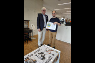 Bild Mit der Spende des Lions Clubs Nürnberg konnte die Musikbibliothek in der Stadtbibliothek Nürnberg Instrumente für Kinder und einen Spieltisch finanzieren. Die neuen Angebote stehen in der Stadtbibliothek Zentrum  zur Ausleihe bereit. Steffen Bauersachs, Präsident des Lions Clubs Nürnberg (links), übergibt den Spendenscheck an Florian Wünsch, Leiter des Fachteams Musik.