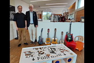 Bild Mit einer Spende des Lions Clubs Nürnberg konnte die Musikbibliothek in der Stadtbibliothek Nürnberg Instrumente für Kinder und einen Spieltisch finanzieren. Die neuen Angebote stehen in der Stadtbibliothek Zentrum zur Ausleihe bereit. Steffen Bauersachs, Präsident des Lions Clubs Nürnberg (rechts), mit Florian Wünsch, Leiter des Fachteams Musik.