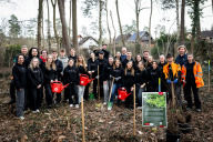 Bild 23 Auszubildende der Sparkasse Nürnberg pflanzten am Dienstag, 10. März 2026, Zukunftsbäume in einem Waldstück bei Königshof – gemeinsam mit Ina Kumpa, Referentin für Unternehmenskommunikation in der Sparkasse Nürnberg (1.v.l.), Siegfried Dörfler, Revierleiter vom AELF Fürth-Uffenheim (2.v.l.), Gerd Schlieper, Futtermeister des Tiergartens und verantwortlich für den Forst (12.v.r.), und Jörg Beckmann, stellvertretender Direktor des Tiergartens und Biologischer Leiter (2.v.r.).