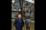 Bild Oberbürgermeister Marcus König steht neben der Statue der Nürnberger Fußball-Legende Max Morlock am Max-Morlock-Stadion.