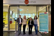 Bild Die Open Library in der Stadtbibliothek Südstadt: Arne Zielinski, Direktor des Bildungscampus Nürnberg, Prof. Dr. Julia Lehner, Zweite Bürgermeisterin der Stadt Nürnberg, Lilli Lehmann, Leiterin der Stadtbibliothek Südstadt, und Julia Heinz, Abteilungsleiterin dezentrale Bibliotheken Nürnberg, (v.l.n.r.) vor dem Eingang.