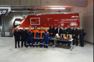 Bild Die anwesenden Jugendlichen waren stolz auf die neue Feuerwehrkleidung anlässlich der Spendenübergabe. Auf dem Bild v. l. n. r.: Marcus Haas, erster Kommandant der FF N-Katzwang, Dirk Freiboth, Stadtjugendwart der Feuerwehr, Angehörige der Nürnberger Jugendfeuerwehren, Wolf Peter Zonner, Stadtbrandinspektor und zweiter Kommandant der FF Nürnberg, 
Dr. Matthias Everding, Vorstandsvorsitzender der Zukunftsstiftung der Sparkasse Nürnberg, Claudia Herzog, Stadtbrandrätin und erste Kommandantin der FF Nürnberg, Bürgermeister Christian Vogel, Volker Skrok, Leiter der Feuerwehr Nürnberg, und Udo Fertig, Stadtbrandinspektor und erster Kommandant der FF N-Fischbach.

