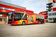 Bild Der Sprecher des Vorstands der VAG Verkehrs-Aktiengesellschaft Nürnberg, Tim Dahlmann-Resing, Bürgermeister Christian Vogel und der Leiter der Feuerwehr Nürnberg, Volker Skrok, mit dem Bus, der anlässlich des 150. Bestehens der Nürnberger Berufsfeuerwehr gestaltet wurde.